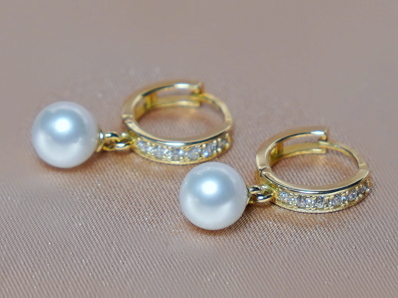 Zlaté náušnice s briliantmi a pravými japonskými akoya perlami DS120YE-A